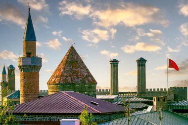 Erzurum Kültür Mirası: Erzurum Kalesi, Çifte Minare Madrasa, Saat Kulesi, Mezar. Türk bayrağı. Yüksek kalite fotoğraf