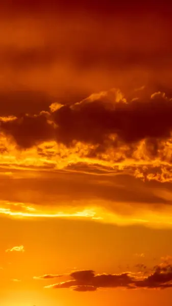 夕阳西下 背景上乌云密布 垂直横幅 故事高质量的照片 — 图库照片
