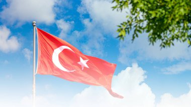 29 Ekim Türkiye Cumhuriyeti Günü. veya Türkçe: 29 Ekim Cumhuriyet Bayrami. Türk Bayrağı ve mavi gökyüzü geri dönüyor. Yüksek kalite fotoğraf