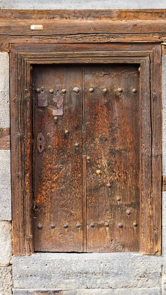 Anadolu 'daki Erzurum taş evlerinin eski ahşap kapıları. Doğu Anadolu mimarisinin örnekleri. Yüksek kalite fotoğraf
