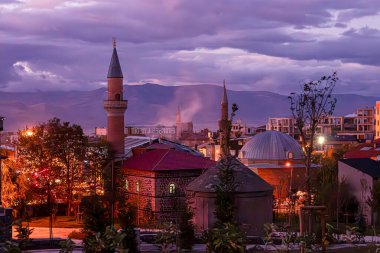 Erzurum 'un akşam manzarası. Tarihi şehrin gece manzarası. Cami, mozole ve sokak lambaları. Yüksek kalite fotoğraf
