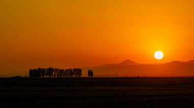 Ağaç ve Dağ Silueti ile Anadolu Günbatımı, Ağaç Silueti ile Güneş. Açık Alanda Karanlık Ağaçlar, Dramatik Gün Batımı. Yüksek kalite fotoğraf