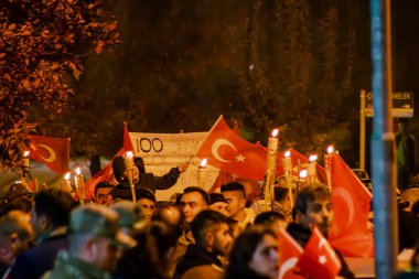 Cumhuriyetin 100. Yıldönümü veya Cumhuriyetin 100. Yili, Türk Bayraklarıyla Marş. Meşale alayı. Erzurum, Türkiye - 28 Ekim 2023. Yüksek kalite fotoğraf