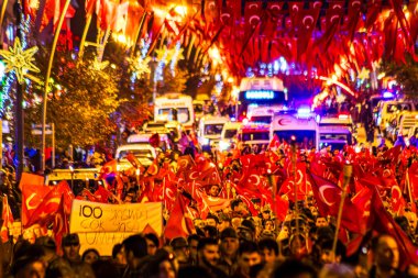 Cumhuriyetin 100. Yıldönümü veya Cumhuriyetin 100. Yili, Türk Bayraklarıyla Marş. Meşale alayı. Erzurum, Türkiye - 28 Ekim 2023. Yüksek kalite fotoğraf