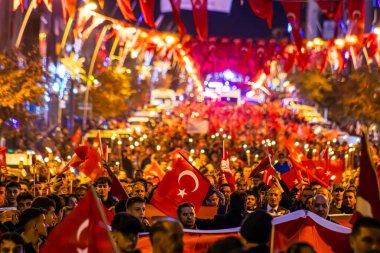 Cumhuriyetin 100. Yıldönümü veya Cumhuriyetin 100. Yili, Türk Bayraklarıyla Marş. Meşale alayı. Erzurum, Türkiye - 28 Ekim 2023. Yüksek kalite fotoğraf