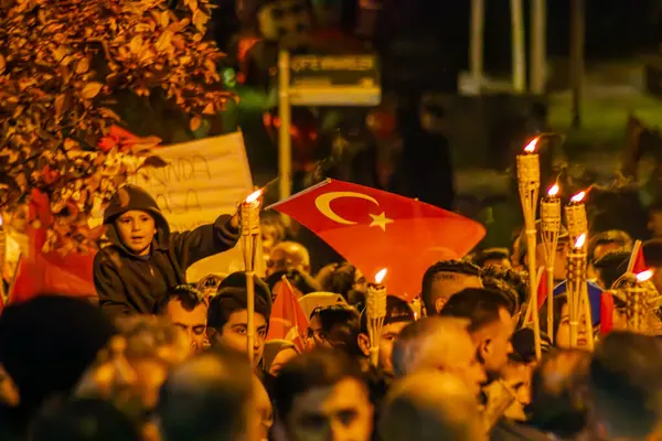 Cumhuriyetin 100. Yıldönümü veya Cumhuriyetin 100. Yili, Türk Bayraklarıyla Marş. Meşale alayı. Erzurum, Türkiye - 28 Ekim 2023. Yüksek kalite fotoğraf