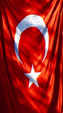 Kutlama ve özel gün için dalgalanan Türk bayrağı. Sosyal medya afişi, Türk bayrağı, dikey hikaye postası. Uzayı kopyala Yüksek kalite fotoğraf