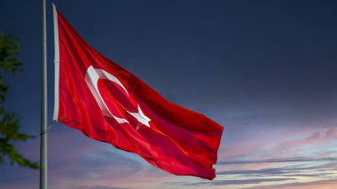 Günbatımı arkaplanlı Türk bayrağı. Ulusal tatil ve özgürlük günleri için arka plan resmi. Fotokopi bölgesi afişi, postası ya da hikayesi için uygun. Yüksek kalite fotoğraf