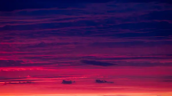 Mystisk Betagende Solnedgangsscene Der Kombinerer Dans Gyldne Lilla Nuancer Himlen - Stock-foto