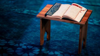 İslami ya da Ramazan temalı arkaplan fotoğrafı, Kuran camideki kitaplıkta sergileniyor. (Bu Kur 'an,) Kuran' ın ayetleridir. Kopyalama alanı için uygun. 