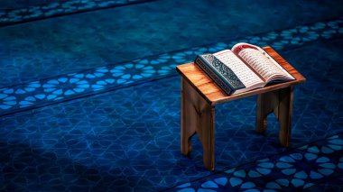 İslami ya da Ramazan temalı arkaplan fotoğrafı, Kuran camideki kitaplıkta sergileniyor. (Bu Kur 'an,) Kuran' ın ayetleridir. Kopyalama alanı için uygun. 