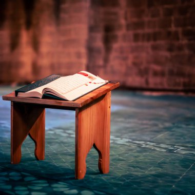 İslami ya da Ramazan temalı arkaplan fotoğrafı, Kuran camideki kitaplıkta sergileniyor. (Bu Kur 'an,) Kuran' ın ayetleridir. Kopyalama alanı için uygun. 