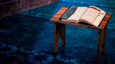 İslami ya da Ramazan temalı arkaplan fotoğrafı, Kuran camideki kitaplıkta sergileniyor. (Bu Kur 'an,) Kuran' ın ayetleridir. Kopya alanı için. Erzrurum Türkiye - 12.22.2023.