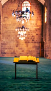  İslami arkaplan. Kutsal Kur 'an' ın bir camiye yerleştirilmiş görüntüsü. Yüksek kalite fotoğraf