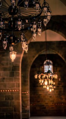 Zarif cam ampullerle donatılmış kaliteli klasik avize, ramazan temalı içerik için mükemmel konforlu, antika bir atmosferi çağrıştırıyor. Yüksek kalite fotoğraf