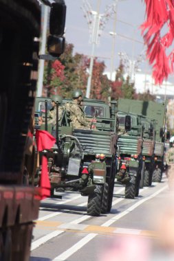 Cumhuriyet Günü kutlamaları sırasında Türk bayrağıyla süslenmiş askeri kamyon geçidi ulusal gurur ve gücü simgeliyor. 10.29.2023 - Erzurum, Türkiye.