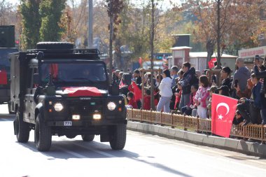 Cumhuriyet Günü kutlamaları sırasında Türk bayrağıyla süslenmiş askeri kamyon geçidi ulusal gurur ve gücü simgeliyor. 10.29.2023 - Erzurum, Türkiye.