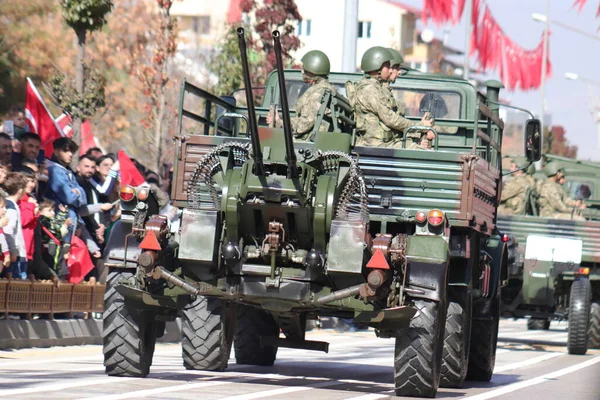 Cumhuriyet Günü kutlamaları sırasında Türk bayrağıyla süslenmiş askeri kamyon geçidi ulusal gurur ve gücü simgeliyor. 10.29.2023 - Erzurum, Türkiye.