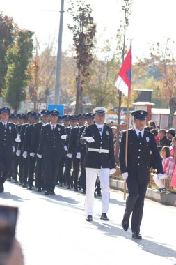 Türk polis birlikleri, Türkiye 'nin Erzurum kenti 10.29.2023 sayılı disiplin ve vatanseverliği yansıtan arkaplanda ulusal bayrağın asılı olduğu Cumhuriyet Günü geçit töreninde üniformalarla yürüdüler. Yüksek kalite fotoğraf