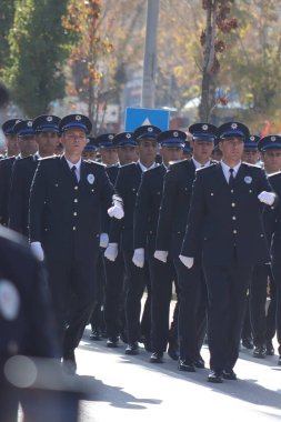 Türk polis birlikleri, Türkiye 'nin Erzurum kenti 10.29.2023 sayılı disiplin ve vatanseverliği yansıtan arkaplanda ulusal bayrağın asılı olduğu Cumhuriyet Günü geçit töreninde üniformalarla yürüdüler. Yüksek kalite fotoğraf