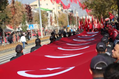 Türk polis birlikleri, Türkiye 'nin Erzurum kenti 10.29.2023 sayılı disiplin ve vatanseverliği yansıtan arkaplanda ulusal bayrağın asılı olduğu Cumhuriyet Günü geçit töreninde üniformalarla yürüdüler. Yüksek kalite fotoğraf