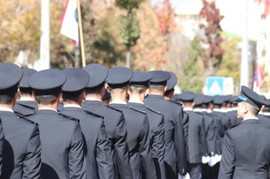 Türk polis birlikleri, Türkiye 'nin Erzurum kenti 10.29.2023 sayılı disiplin ve vatanseverliği yansıtan arkaplanda ulusal bayrağın asılı olduğu Cumhuriyet Günü geçit töreninde üniformalarla yürüdüler. Yüksek kalite fotoğraf