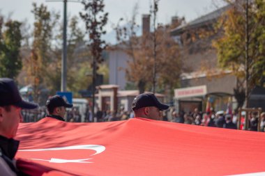 Türk polis birlikleri, Türkiye 'nin Erzurum kenti 10.29.2023 sayılı disiplin ve vatanseverliği yansıtan arkaplanda ulusal bayrağın asılı olduğu Cumhuriyet Günü geçit töreninde üniformalarla yürüdüler. Yüksek kalite fotoğraf