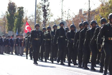 Türk askeri birlikleri Cumhuriyet Günü geçit töreninde, Türk bayrağını gösteren, disiplin ve ulusal gururu somutlaştıran bir yürüyüşle yürüdüler. 29 Ekim 2023 - Erzurum, Türkiye .