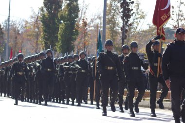 Türk askeri birlikleri Cumhuriyet Günü geçit töreninde, Türk bayrağını gösteren, disiplin ve ulusal gururu somutlaştıran bir yürüyüşle yürüdüler. 29 Ekim 2023 - Erzurum, Türkiye .