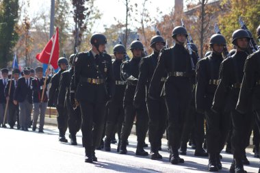 Türk askeri birlikleri Cumhuriyet Günü geçit töreninde, Türk bayrağını gösteren, disiplin ve ulusal gururu somutlaştıran bir yürüyüşle yürüdüler. 29 Ekim 2023 - Erzurum, Türkiye .