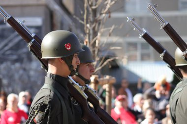 Türk askeri birlikleri Cumhuriyet Günü geçit töreninde, Türk bayrağını gösteren, disiplin ve ulusal gururu somutlaştıran bir yürüyüşle yürüdüler. 29 Ekim 2023 - Erzurum, Türkiye .