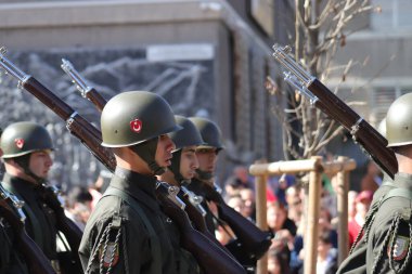 Türk askeri birlikleri Cumhuriyet Günü geçit töreninde, Türk bayrağını gösteren, disiplin ve ulusal gururu somutlaştıran bir yürüyüşle yürüdüler. 29 Ekim 2023 - Erzurum, Türkiye .