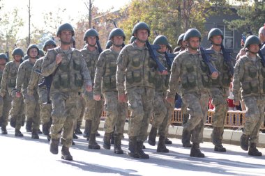 Türk askeri birlikleri Cumhuriyet Günü geçit töreninde, Türk bayrağını gösteren, disiplin ve ulusal gururu somutlaştıran bir yürüyüşle yürüdüler. 29 Ekim 2023 - Erzurum, Türkiye .