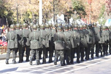 Türk askeri birlikleri Cumhuriyet Günü geçit töreninde, Türk bayrağını gösteren, disiplin ve ulusal gururu somutlaştıran bir yürüyüşle yürüdüler. 29 Ekim 2023 - Erzurum, Türkiye .