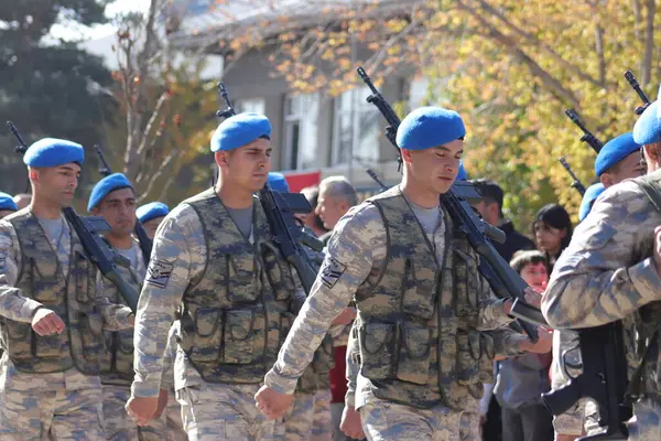 Türk askeri birlikleri Cumhuriyet Günü geçit töreninde, Türk bayrağını gösteren, disiplin ve ulusal gururu somutlaştıran bir yürüyüşle yürüdüler. 29 Ekim 2023 - Erzurum, Türkiye .