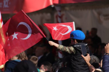 Türk halkı, Atatürk bayrak ve resimleriyle Cumhuriyet Günü 'nü kutlayarak ulusal gurur ve tarihi hürmetlerini dile getiriyor. 29 Ekim 2023 - Erzurum, Türkiye. Yüksek kalite fotoğraf
