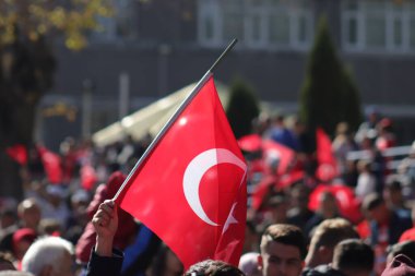 Türk halkı, Atatürk bayrak ve resimleriyle Cumhuriyet Günü 'nü kutlayarak ulusal gurur ve tarihi hürmetlerini dile getiriyor. 29 Ekim 2023 - Erzurum, Türkiye. Yüksek kalite fotoğraf