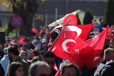 Türk halkı, Atatürk bayrak ve resimleriyle Cumhuriyet Günü 'nü kutlayarak ulusal gurur ve tarihi hürmetlerini dile getiriyor. 29 Ekim 2023 - Erzurum, Türkiye. Yüksek kalite fotoğraf