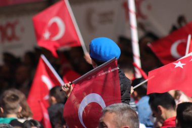 Türk halkı, Atatürk bayrak ve resimleriyle Cumhuriyet Günü 'nü kutlayarak ulusal gurur ve tarihi hürmetlerini dile getiriyor. 29 Ekim 2023 - Erzurum, Türkiye. Yüksek kalite fotoğraf