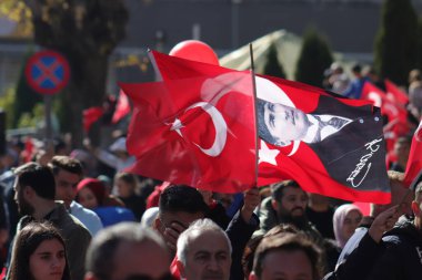 Türk halkı, Atatürk bayrak ve resimleriyle Cumhuriyet Günü 'nü kutlayarak ulusal gurur ve tarihi hürmetlerini dile getiriyor. 29 Ekim 2023 - Erzurum, Türkiye. Yüksek kalite fotoğraf