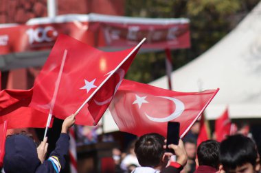Türk halkı, Atatürk bayrak ve resimleriyle Cumhuriyet Günü 'nü kutlayarak ulusal gurur ve tarihi hürmetlerini dile getiriyor. 29 Ekim 2023 - Erzurum, Türkiye. Yüksek kalite fotoğraf