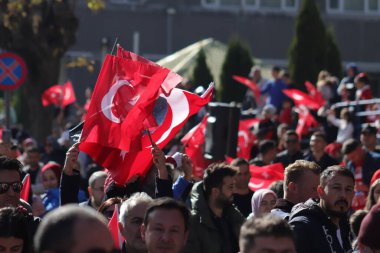 Türk halkı, Atatürk bayrak ve resimleriyle Cumhuriyet Günü 'nü kutlayarak ulusal gurur ve tarihi hürmetlerini dile getiriyor. 29 Ekim 2023 - Erzurum, Türkiye. Yüksek kalite fotoğraf