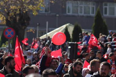 Türk halkı, Atatürk bayrak ve resimleriyle Cumhuriyet Günü 'nü kutlayarak ulusal gurur ve tarihi hürmetlerini dile getiriyor. 29 Ekim 2023 - Erzurum, Türkiye. Yüksek kalite fotoğraf
