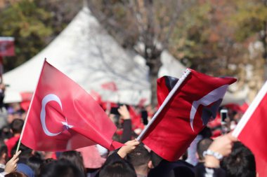 Türk halkı, Atatürk bayrak ve resimleriyle Cumhuriyet Günü 'nü kutlayarak ulusal gurur ve tarihi hürmetlerini dile getiriyor. 29 Ekim 2023 - Erzurum, Türkiye. Yüksek kalite fotoğraf