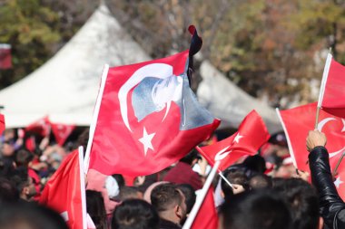 Türk halkı, Atatürk bayrak ve resimleriyle Cumhuriyet Günü 'nü kutlayarak ulusal gurur ve tarihi hürmetlerini dile getiriyor. 29 Ekim 2023 - Erzurum, Türkiye. Yüksek kalite fotoğraf