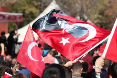 Türk halkı, Atatürk bayrak ve resimleriyle Cumhuriyet Günü 'nü kutlayarak ulusal gurur ve tarihi hürmetlerini dile getiriyor. 29 Ekim 2023 - Erzurum, Türkiye. Yüksek kalite fotoğraf