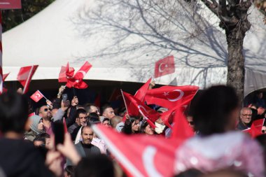 Türk halkı, Atatürk bayrak ve resimleriyle Cumhuriyet Günü 'nü kutlayarak ulusal gurur ve tarihi hürmetlerini dile getiriyor. 29 Ekim 2023 - Erzurum, Türkiye. Yüksek kalite fotoğraf