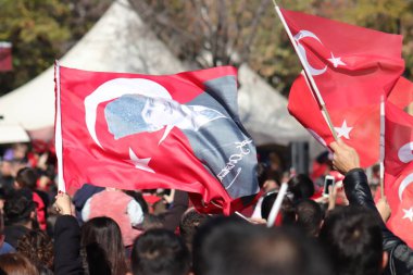 Türk halkı, Atatürk bayrak ve resimleriyle Cumhuriyet Günü 'nü kutlayarak ulusal gurur ve tarihi hürmetlerini dile getiriyor. 29 Ekim 2023 - Erzurum, Türkiye. Yüksek kalite fotoğraf