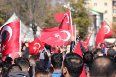 Türk halkı, Atatürk bayrak ve resimleriyle Cumhuriyet Günü 'nü kutlayarak ulusal gurur ve tarihi hürmetlerini dile getiriyor. 29 Ekim 2023 - Erzurum, Türkiye. Yüksek kalite fotoğraf