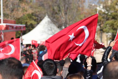 Türk halkı, Atatürk bayrak ve resimleriyle Cumhuriyet Günü 'nü kutlayarak ulusal gurur ve tarihi hürmetlerini dile getiriyor. 29 Ekim 2023 - Erzurum, Türkiye. Yüksek kalite fotoğraf